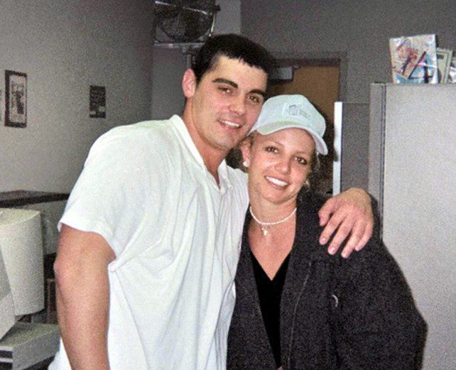Britney Spears e Jason Alexander (Foto: Reprodução)