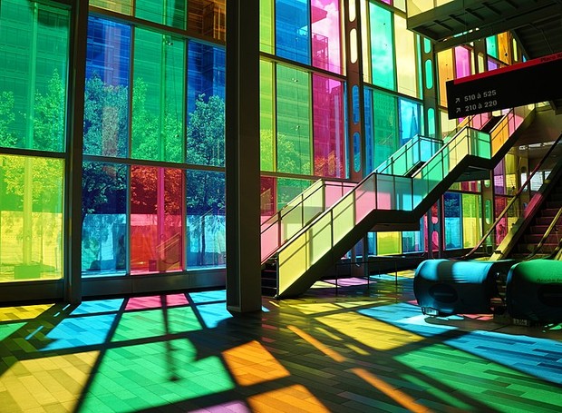 Parte interna do Palácio dos Congressos de Montreal, no Canadá, parece um caleidoscópio (Foto: Jiaqian AirplaneFan/Wikimmedia Commons)
