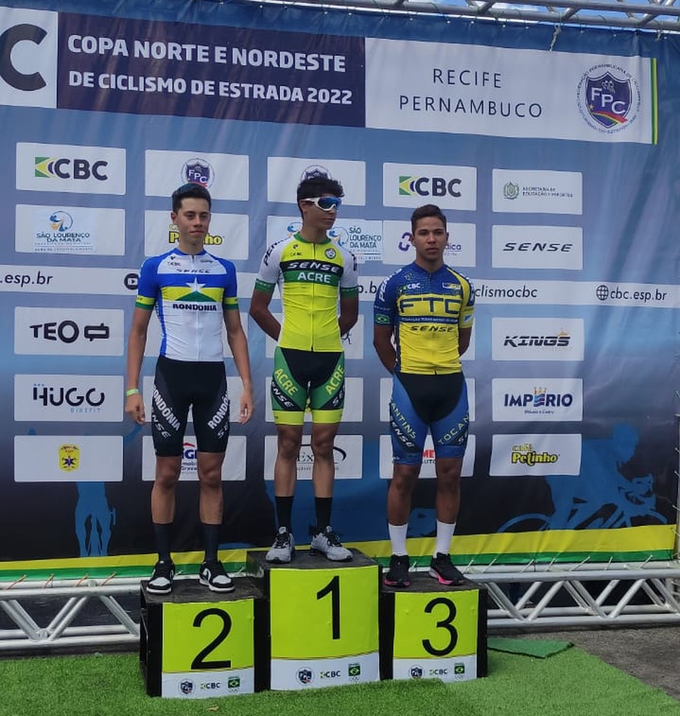 Endril Lima (C), ciclista acreana vencedor da categoria Júnior Masculino em prova de circuito — Foto: FAC/Divulgação