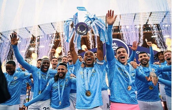 O brasileiro Fernandinho erguendo o troféu do campeonato inglês conquistado pelo Manchester City na temporada 2020/2021 (Foto: Instagram)