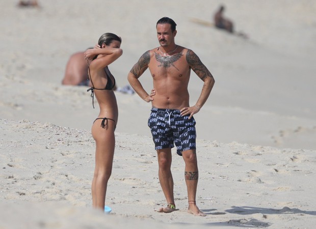 Paulinho Vilhena com namorada na Praia da Macumba (RJ) (Foto: AgNews)