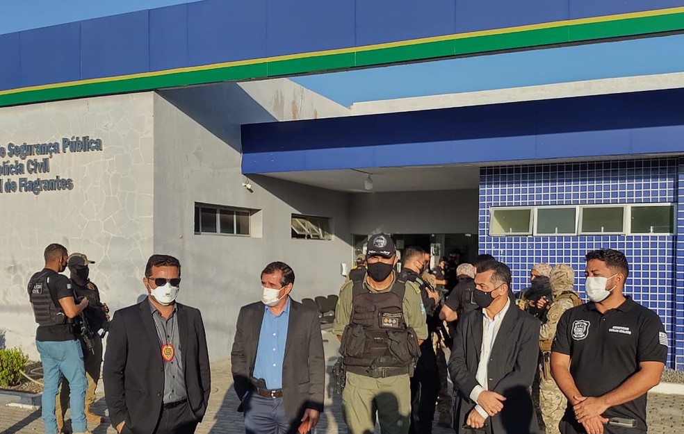 Delegados Carlos César e Willame Moraes, major Audivan Nunes, e os secretários estaduais Rubens Pereira e Carlos Edilson — Foto: Divulgação/PC-PI