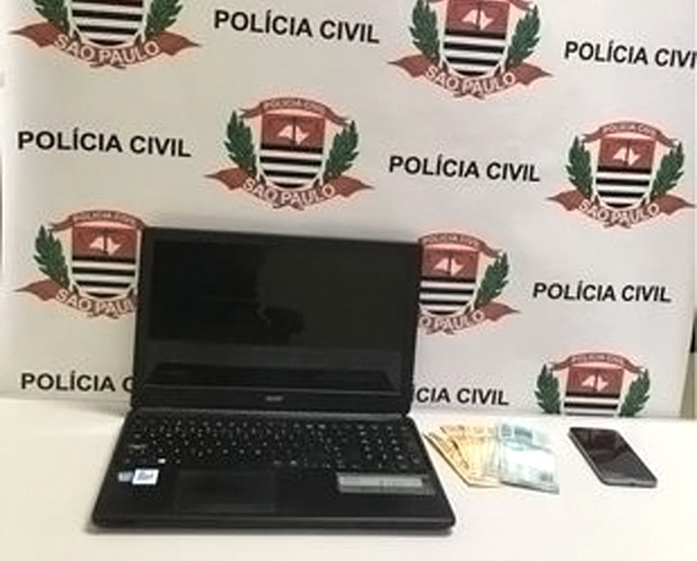 PolÃ­cia apreendeu notebook, celular e dinheiro com o suspeito em CubatÃ£o (SP) (Foto: PolÃ­cia Civil)