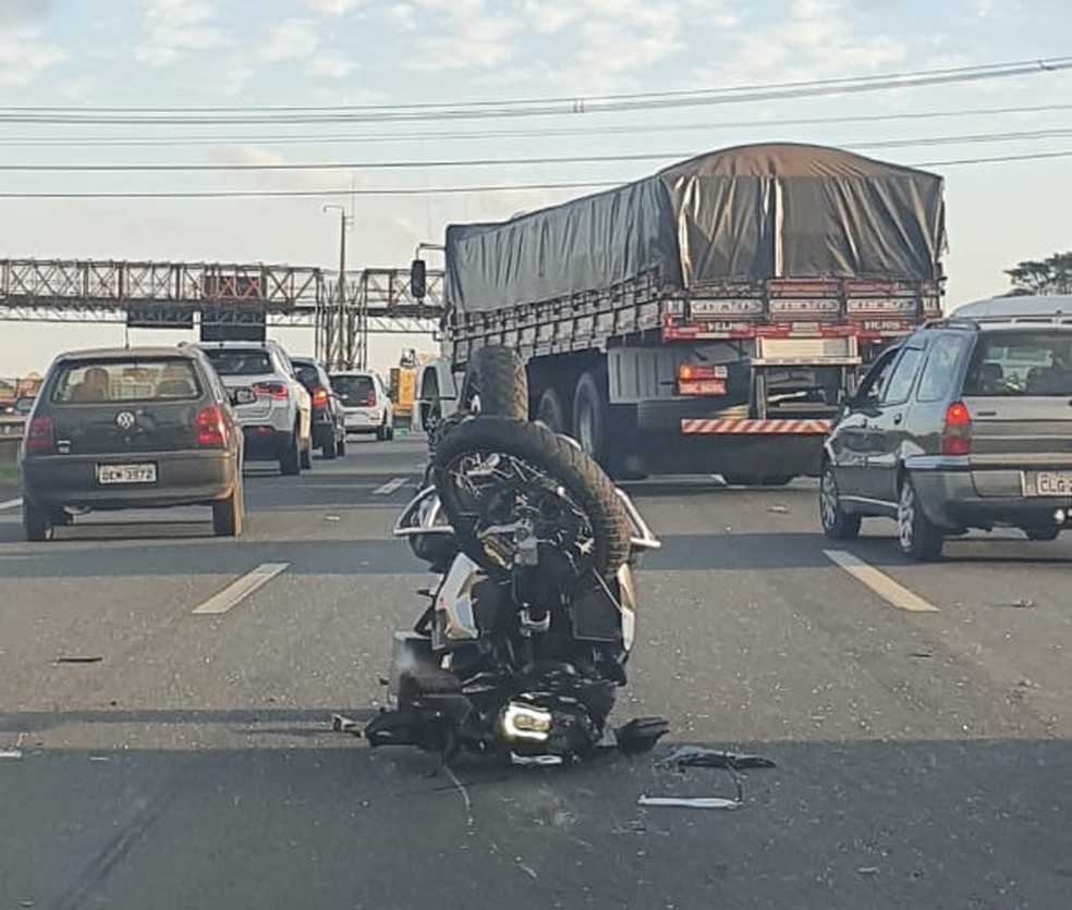 Moto fica destru&iacute;da e motociclista escapa com ferimentos leves ap&oacute;s colis&atilde;o na Rodovia Campinas-Mogi &mdash; Foto: Vict&oacute;ria Bastos