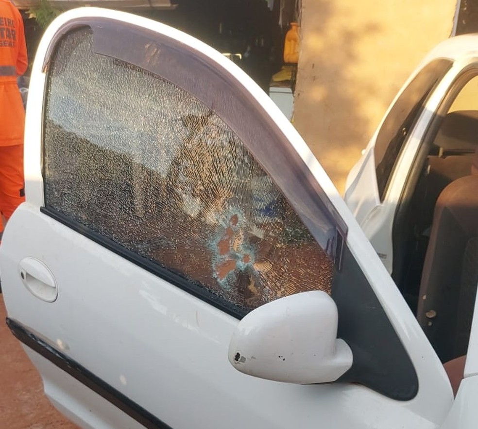 Veículo em que a vítima foi encontrada — Foto: Polícia Militar/Divulgação