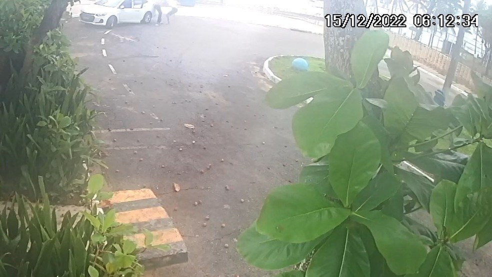 Homem morre após ser baleado em assalto próximo ao Farol de Itapuã, em Salvador — Foto: Reprodução/TV Bahia
