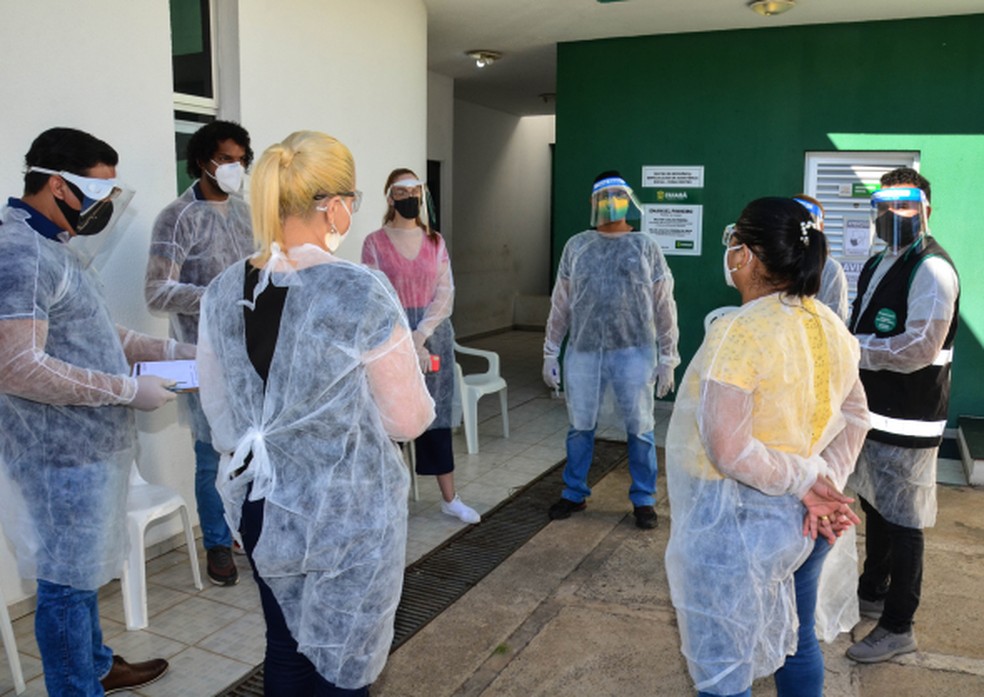 Equipes se juntam para abordar moradores de rua para a vacinação — Foto: Prefeitura de Cuiabá