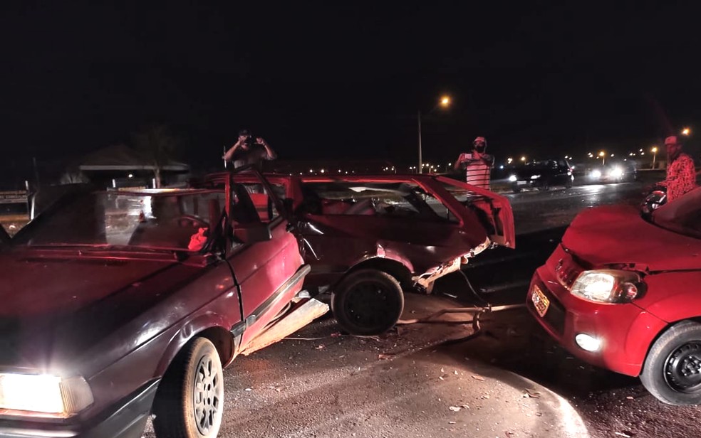 Acidente parte carro, meio e deixa sete pessoas feridas e interdita parte do trânsito, em Trindade — Foto: Divulgação/Corpo de Bombeiros