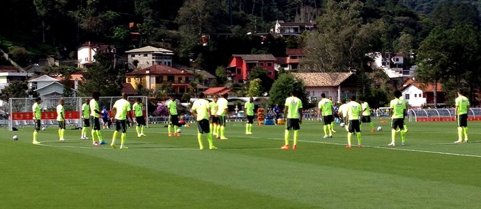 [COPA 2014] Fernandinho aparece no time titular de Felipão em treino na Granja