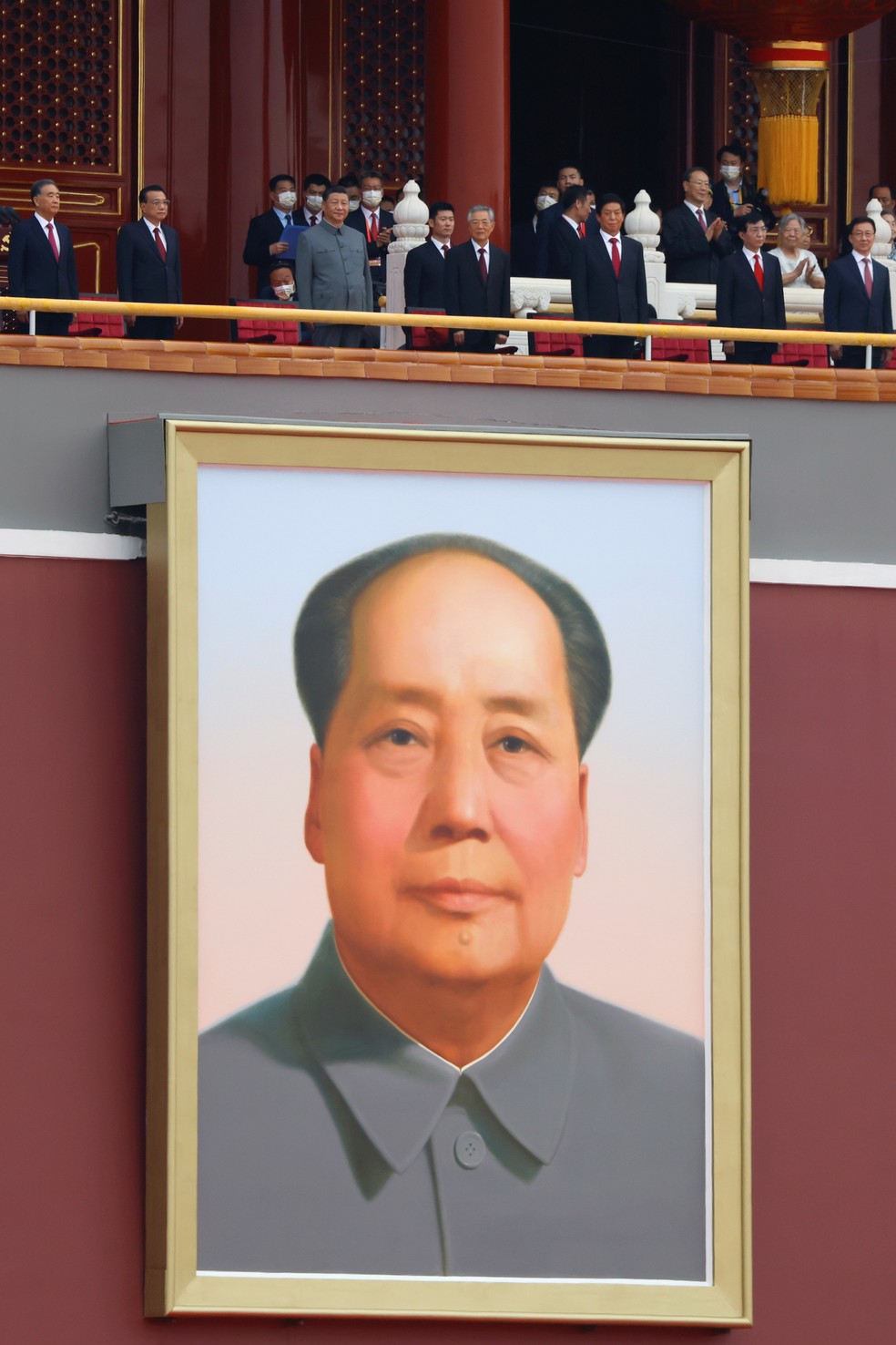 O presidente Xi Jinping (de cinza), o ex-presidente Hu Jintao e outros líderes se reúnem acima do retrato gigante de Mao Zedong, na Praça Tiananmen (da Paz Celestial), durante o evento que marca o 100º aniversário de fundação do Partido Comunista chinês, em Pequim, em 1º de julho de 2021 — Foto: Carlos Garcia Rawlins/Reuters