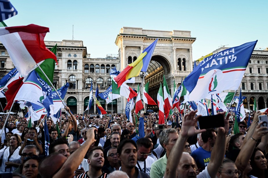 Comício do partido pós-fascista Irmãos da Itália, favorito na eleição italiana; para Mudde, coalizão conservadora terá dificuldades de governar por disputas entre suas lideranças