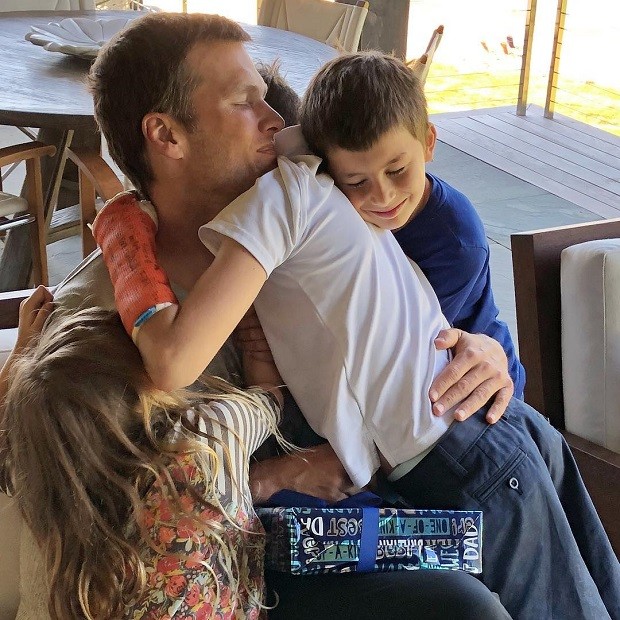 Tom Brady com os três filhos (Foto: Reprodução/ Instagram)