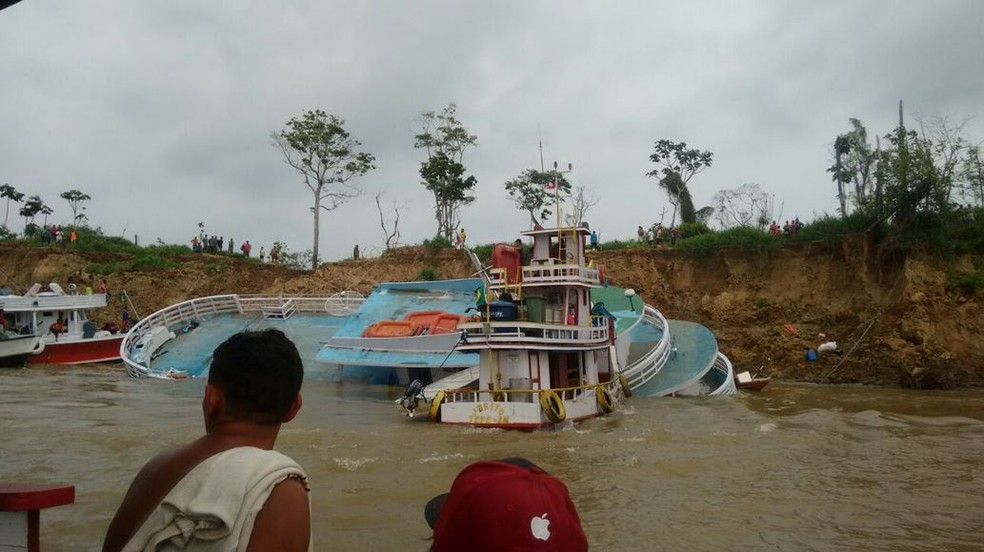 Aproximadamente 35 pessoas estavam dentro do barco. Todas foram resgatadas com vida (Foto: Divulgação/Dário Silva)