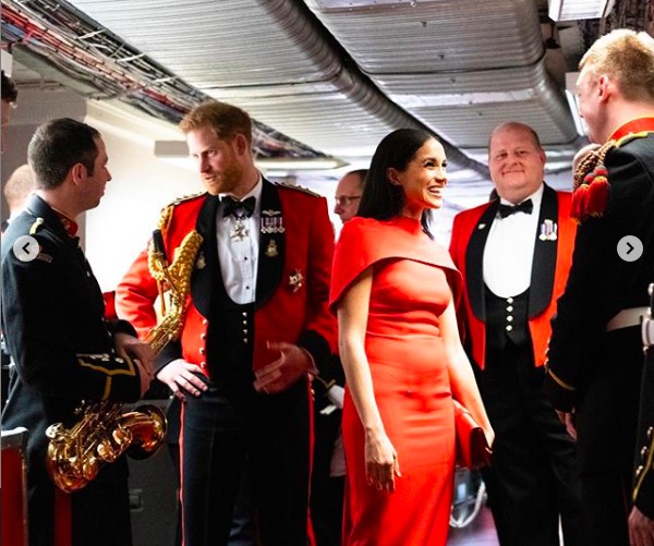 O Príncipe Harry e a atriz e duquesa Meghan Markle nos bastidores Mountbatten Festival of Music, em Londres (Foto: Instagram)
