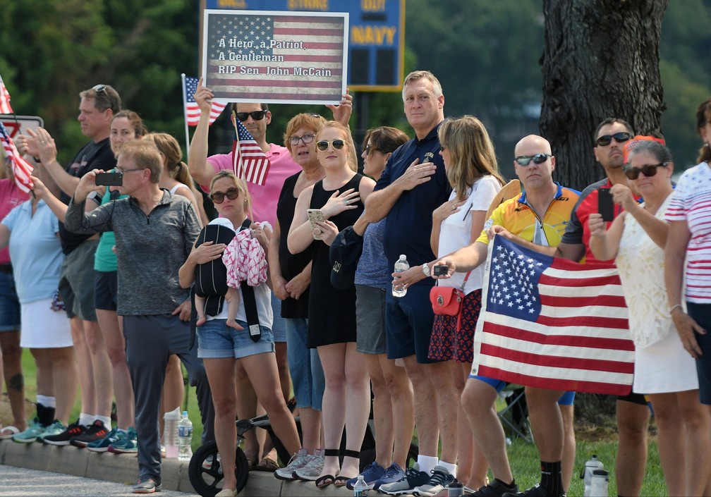 Pessoas aguardam passagem do corpo de John McCain antes de enterro na Academia Naval, em Annapolis, neste domingo (2). (Foto: Reuters/Mary F. Calvert)