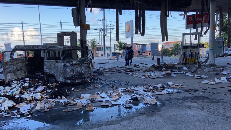 Posto de combustível ficou destruído após carro pegar fogo no bairro de Praia Grande, em Salvador — Foto: Victor Silveira/TV Bahia