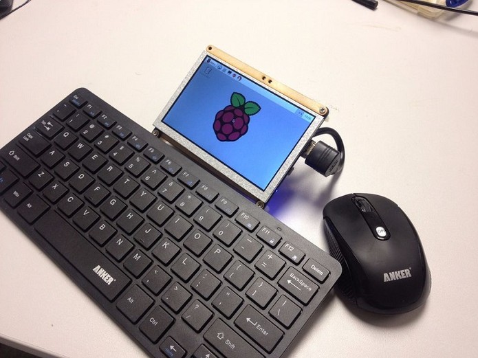Dispositivo permite ser controlado por mouse e teclado sem fio (Foto: Reprodução/Instructables)