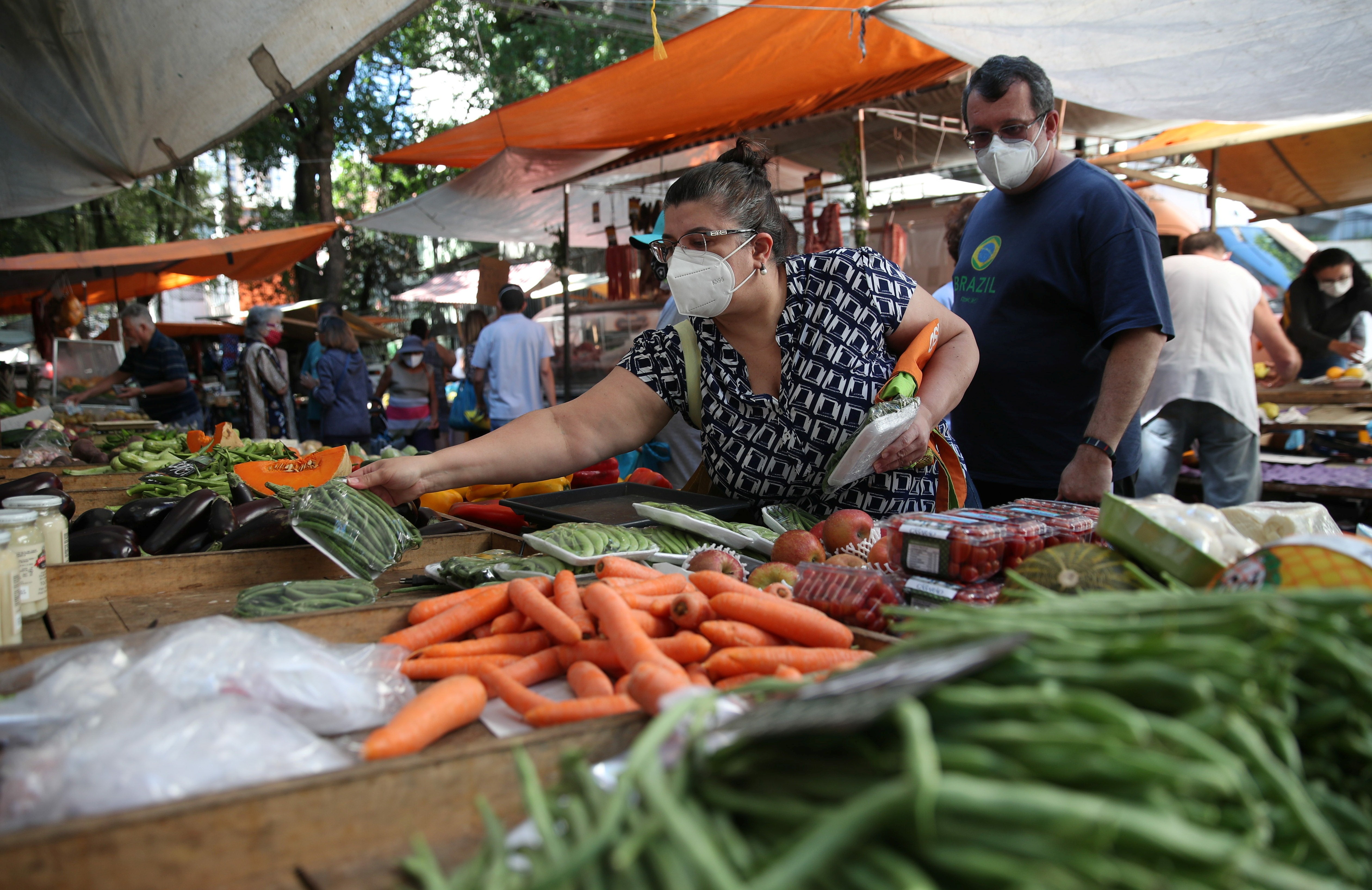 Consumidores fazem compras em feira no Rio de Janeiro  (Foto: REUTERS/Ricardo Moraes)