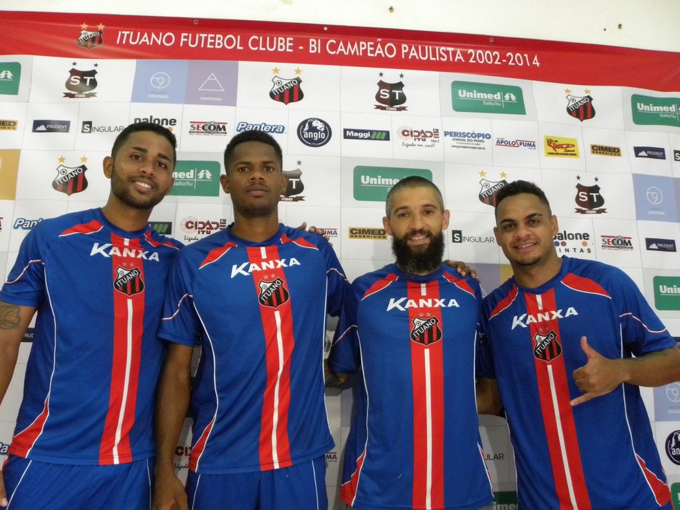 Júnior Santos (2º da esq. p/ a dir.) foi apresentado ao lado de Rodrigo Sam, Tony e Juninho (Foto: Ituano / Divulgação)