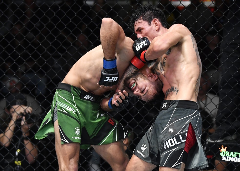 Max Holloway arrisca uma guilhotina em Yair Rodríguez — Foto: Getty Images