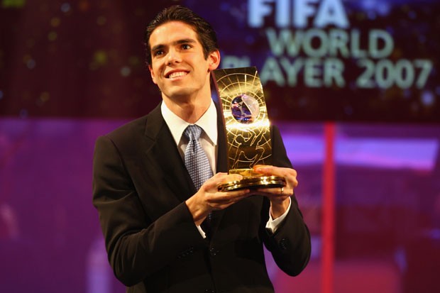 Kaká recebe o prêmio de melhor jogador do mundo na cerimônia da FIFA, em 2007 (Foto: Divulgação)