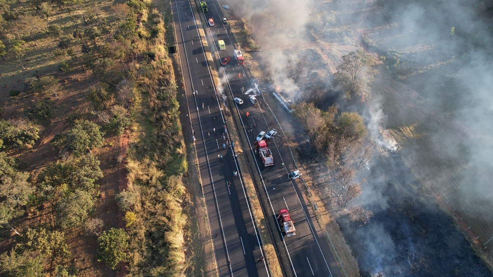 Acidente envolve três carros e um caminhão, que pegou fogo, na BR-050, em Araguari — Foto: Corpo de Bombeiros/Via Drone/Divulgação