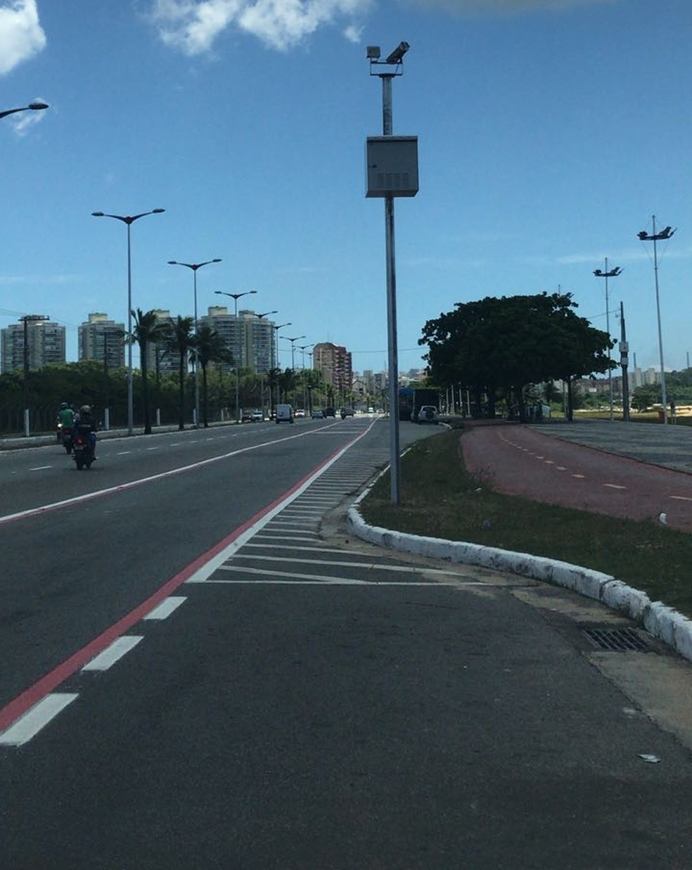 Faixa exclusiva para ônibus em Camburi começa a valer na 