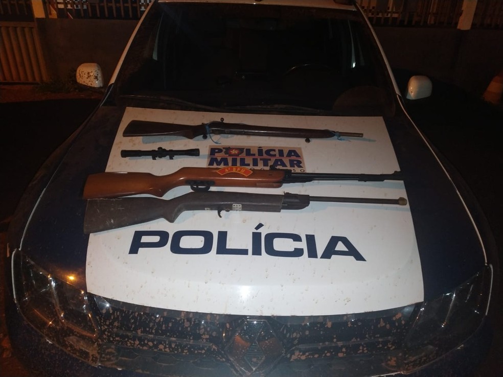 Armas apreendidas na casa do suspeito — Foto: Polícia Militar - MT