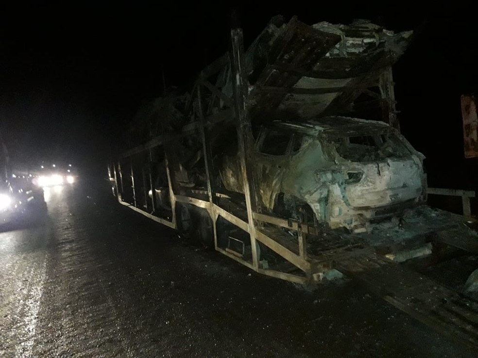 Dez carros ficaram destruídos — Foto: Corpo de Bombeiros/ Divulgação