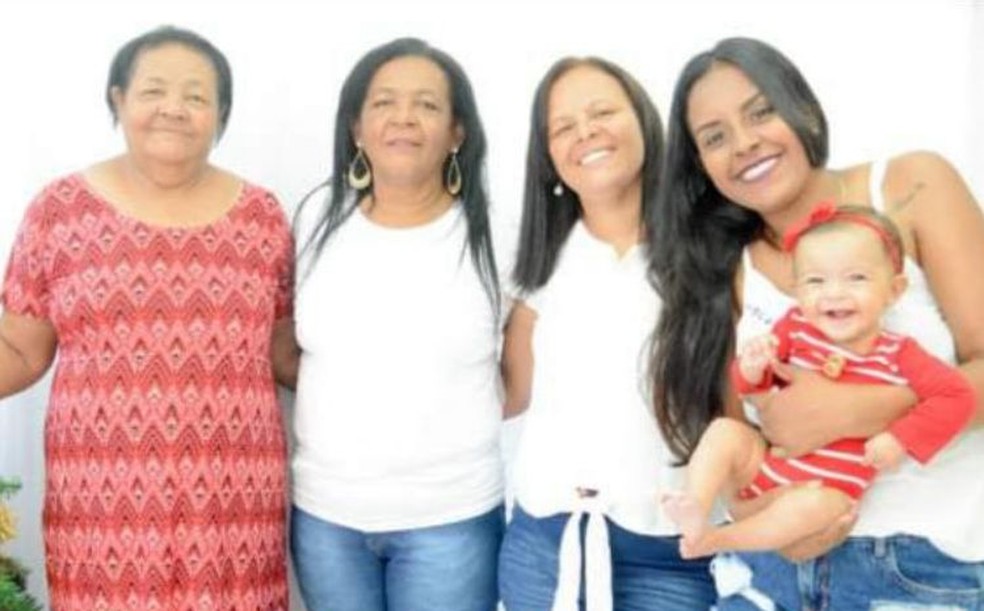 Maria Júlia, nos braços de Isabela, é a quinta de uma geração com avó, bisavó e tataravó vivas — Foto: Isabela Marques Correia/Arquivo pessoal