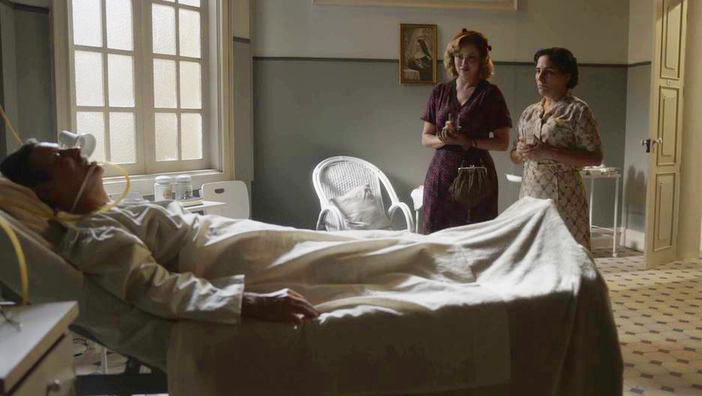 Marion (Ellen Rocche) faz uma visita a Júlio (Antonio Calloni) no hospital ao lado de Lola (Gloria Pires) — Foto: Globo