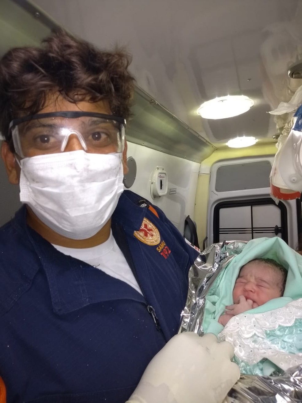 Criança nasce dentro de ambulância do Samu, em Montes Claros. — Foto: Samu/Divulgação.