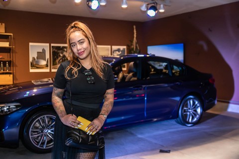 Rafaella Santos na garagem do Casa Vogue Experience 2019 com o BMW 530e M Sport