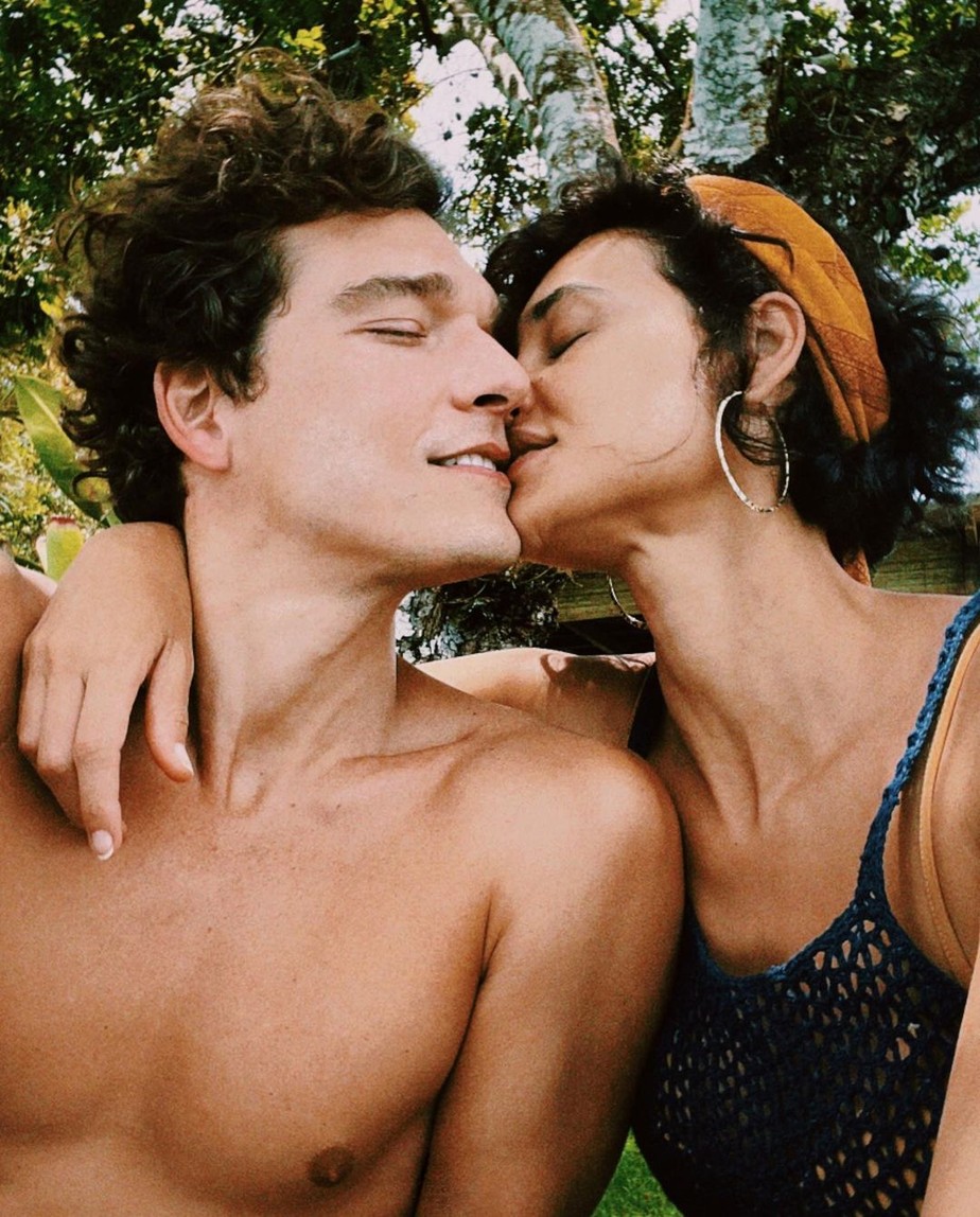 Débora Nascimento posa com o namorado, Alex Cunha, em Salvador