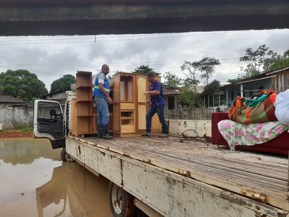 Famílias foram retiradas de casa no fim de semana devido á cheia do rio Jaru — Foto: Defesa Civil de Jaru/Reprodução