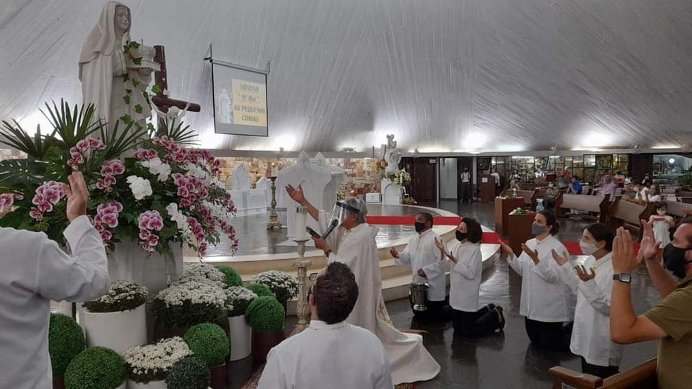 Paróquia de Santa Cruz e Santa Edwiges está seguindo os protocolos de segurança e higiene para celebrar as missas — Foto: Divulgação