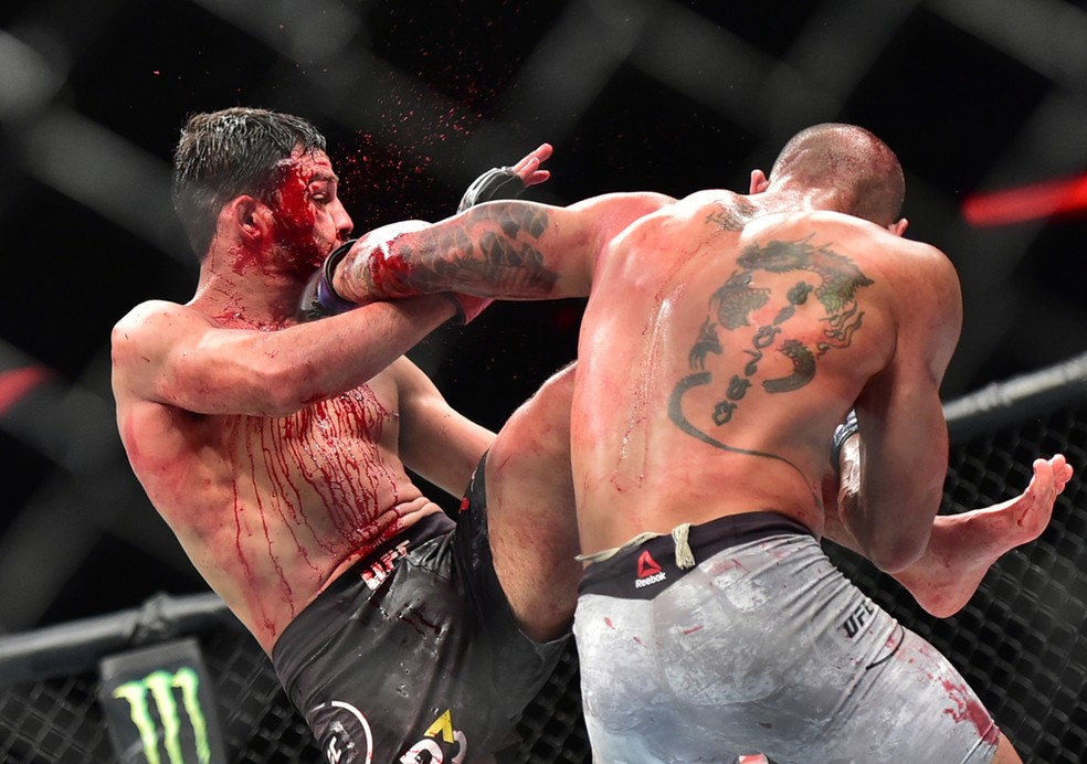 Os golpes de Sheymon Moraes abriram um ferimento na cabeÃ§a de Julio Arce no UFC 230 â?? Foto: Jason Silva