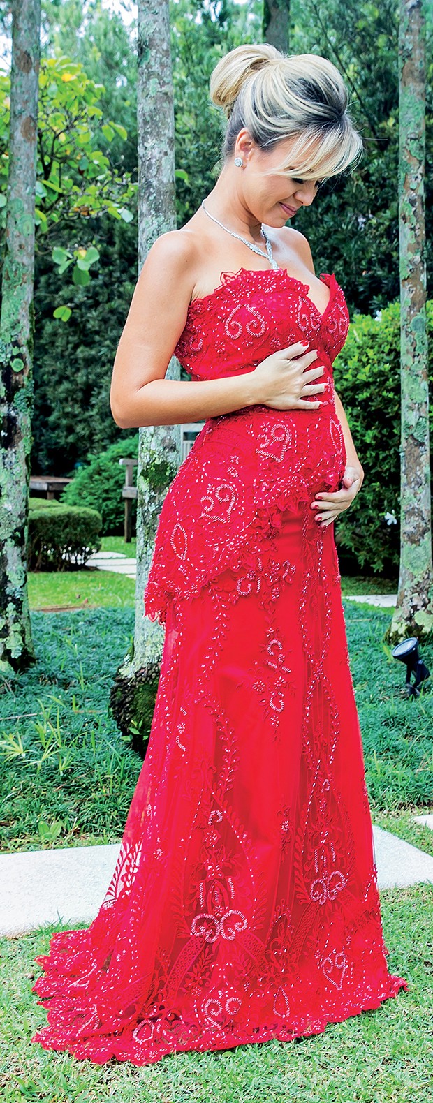 A apresentadora acaricia a barriga de 4 meses de gravidez (Foto: ) A apresentadora acaricia a barriga de 4 meses de gravidez (Foto: )