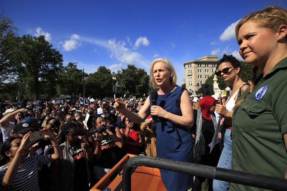 A senadora Kirsten Gillibrand com a comediante Amy Schumer (dir.) e a modelo Emily Ratajkowski (centro) falam em uma manifestação contra Brett Kavanaugh na Suprema Corte de Washington (EUA) — Foto: AP Photo/Manuel Balce Ceneta