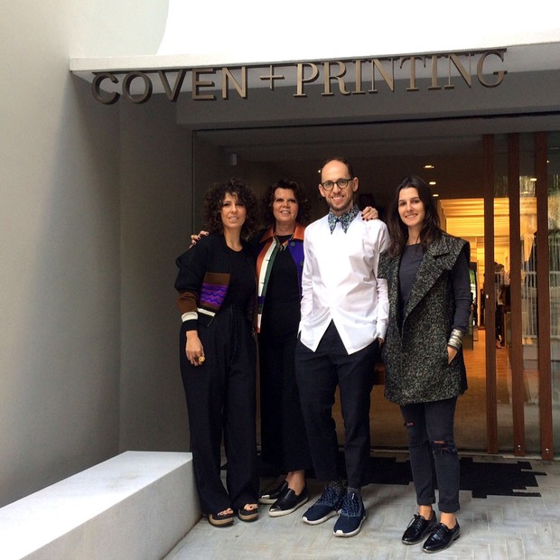 Da esquerda para a direita: a stylist Patricia Tremblais com ouglas Almeida e Liliane Rebehy, da Coven; e Marcia Queiroz, da Printing (Foto: Luciana Prezia)