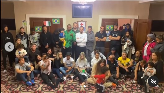 Grupo de jogadores brasileiros e familiares (Foto: Reprodução/Instagram)
