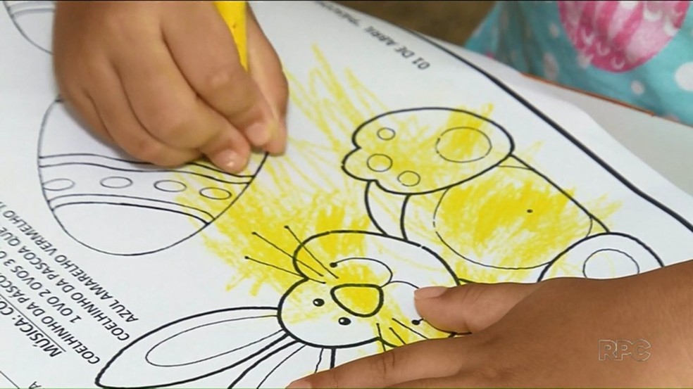 CrianÃ§a colore desenho em creche (Foto: ReproduÃ§Ã£o)