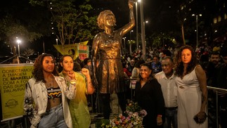 Familiares de Marielle em volta do novo monumento instalado no Buraco do Lume, na Praça Mario Lago, no Centro — Foto: Brenno Carvalho