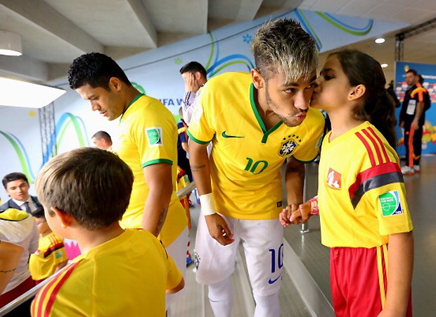 Neymar com a fã mirim (Foto: Getty Images)