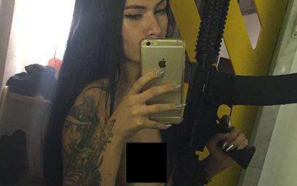 Investigada em Bebedouro, SP, a modelo Gabriela Sara Vasconcelos Assunção, de 19 anos, ostenta fuzil em foto — Foto: Reprodução