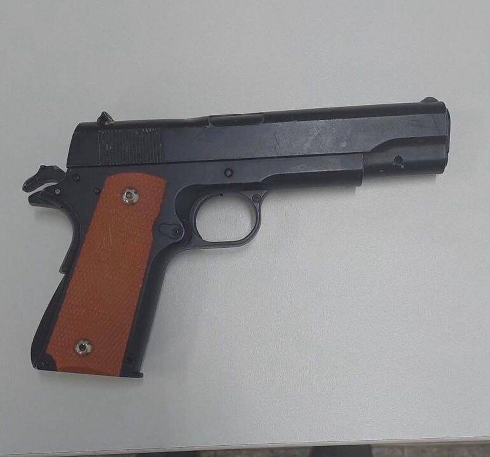 Polícia Civil apreendeu simulacro de arma de fogo encontrada com suspeito de roubar clínica, no DF — Foto: PCDF/Divulgação