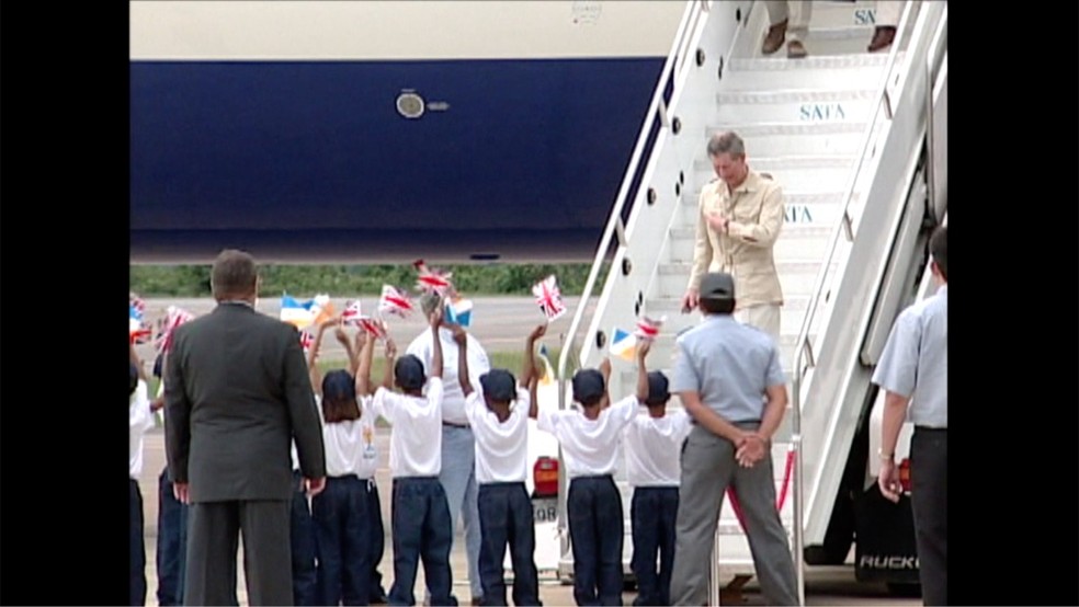 Príncipe Charles sendo recebido no Aeroporto de Palmas — Foto: TV Anhanguera