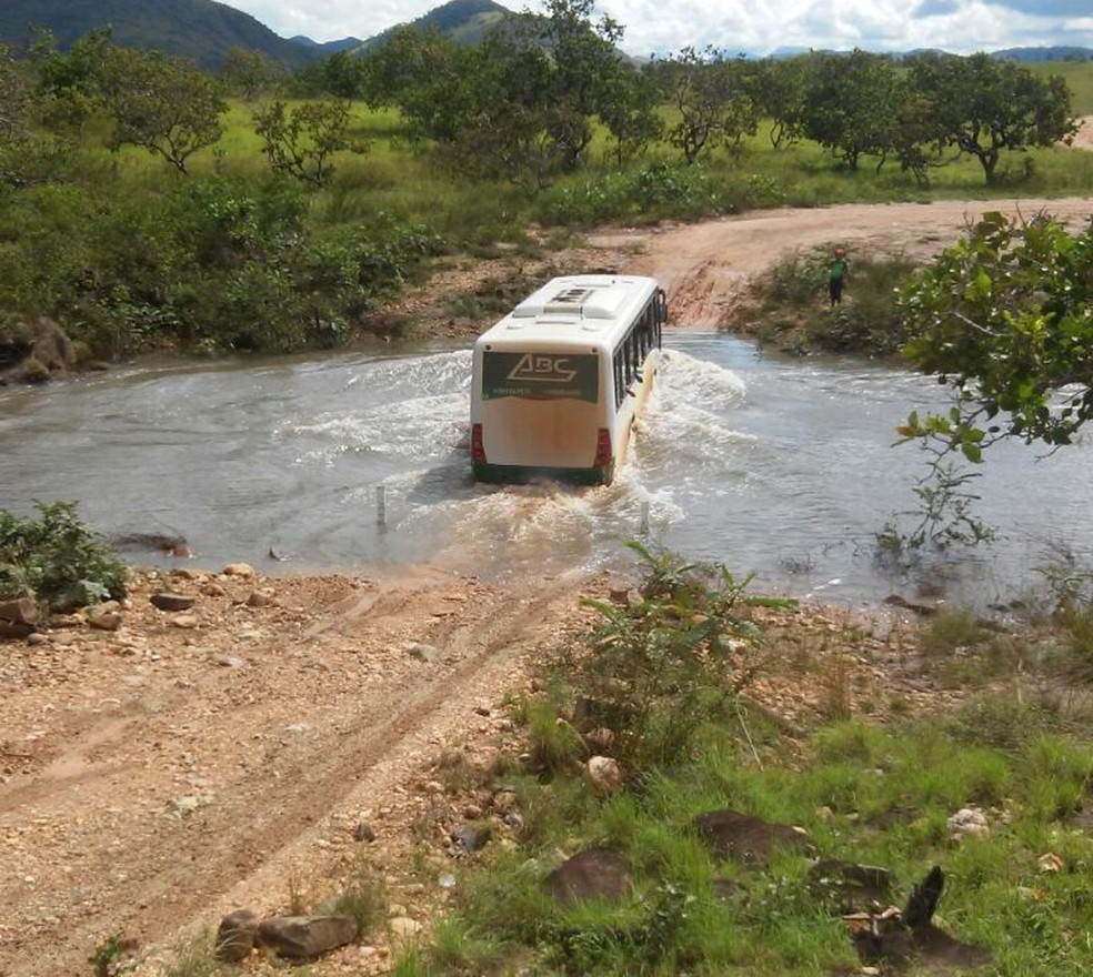 Veículos só conseguem transitar quando a água baixa parcialmente em algumas estradas das áreas afetadas pelas chuvas (Foto: Dedel Araújo/Arquivo pessoal)