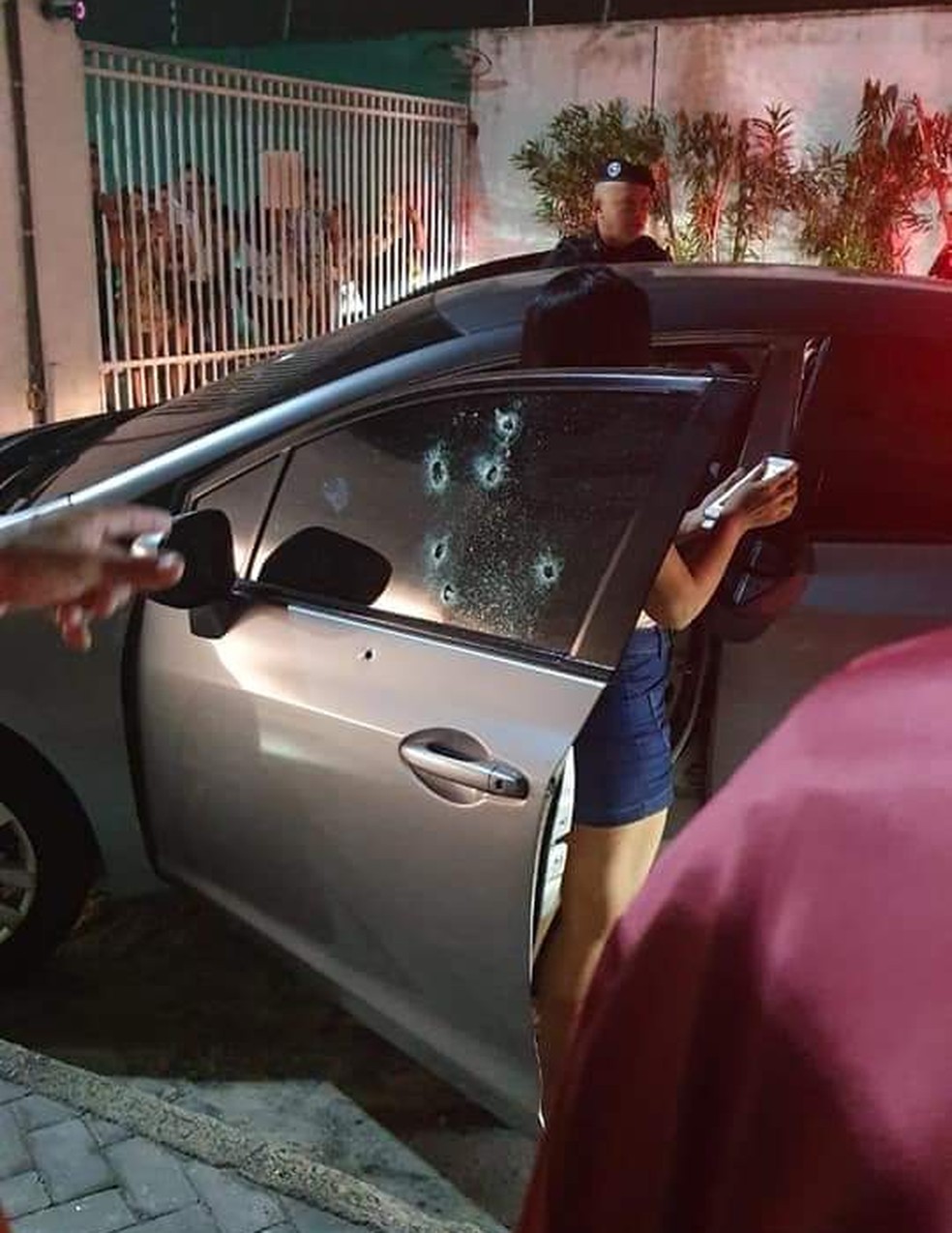 Pelo menos dois dos sete tiros disparados contra a porta do veículo atingiram o motorista, que foi socorrido para um hospital de Fortaleza — Foto: Arquivo pessoal