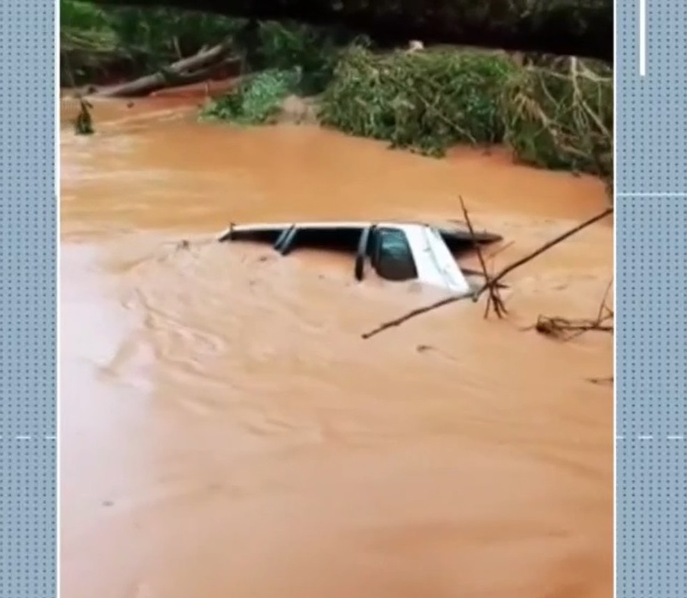 Carro cai dentro de córrego em Caratinga — Foto: Reprodução Inter TV dos Vales